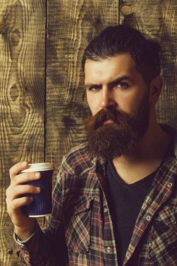 mavi plastik bardak tutan adam