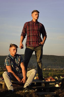 Atletik ikizler açık havada.