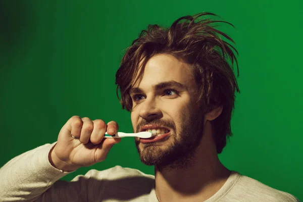 Bello giovane uomo lavarsi i denti — Foto Stock