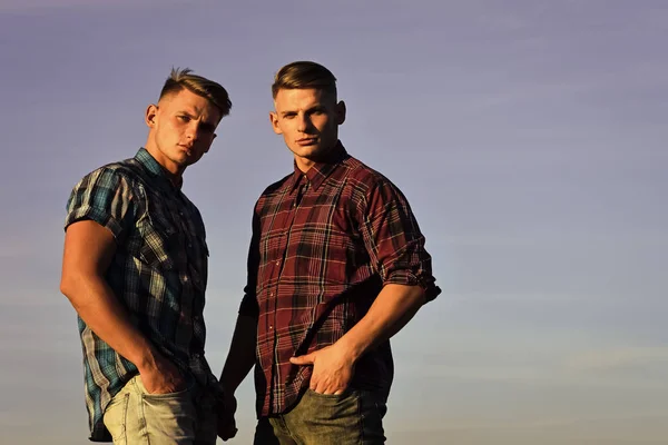 Hombres gemelos al atardecer o al amanecer, amistad. — Foto de Stock