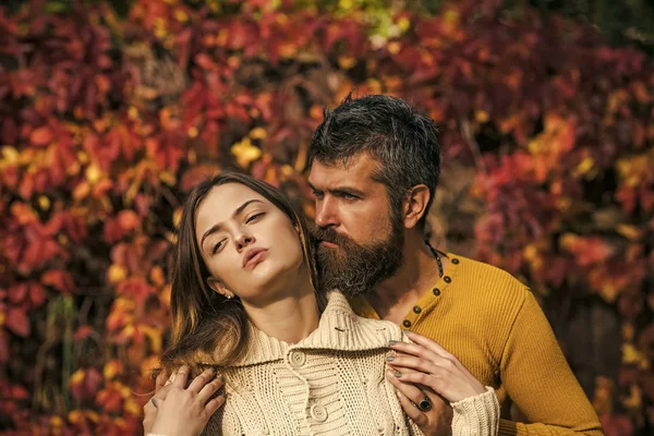 Hombre y mujer en hojas de árbol rojo . — Foto de Stock