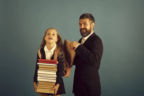 Chica en uniforme y hombre barbudo. Niño y tutor —  Fotos de Stock