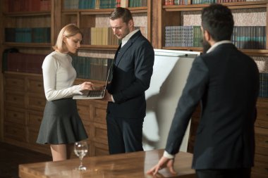 Sorun kavramı. İş adamları sorun çözüm üzerinde çalışır. Kadın ve erkek üniversite kütüphanesi sorunu tartışıyorlar. Problem çözme ve birlikte karar verme