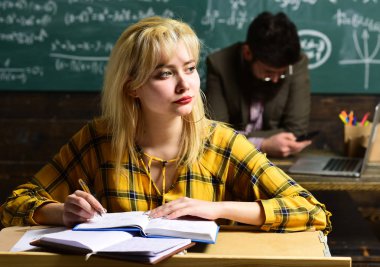 Öğrenci olmaya çalışmak en büyük potansiyele sahip olandır. Lise öğrencileri sınıf eğitimi kavramlarında birlikte okuyor ve okuyorlar. Öğrenciler onun eğitimine öncelik veriyor..