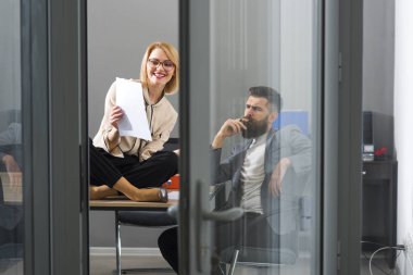 Kadın ve sakallı adam birlikte office kadın ve yenilikçi yazma iş planı yoğun gün ofiste çalışmak