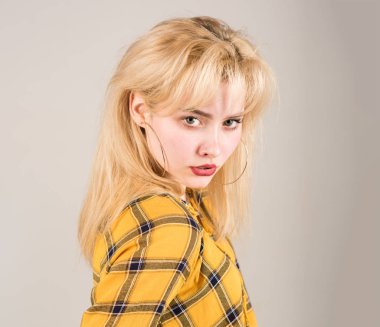 Öğretmen öğrencilerin hedefleri yeniden değerlendirmek zorunda kalacak. Öğrenci eğitim zor sınavı. Öğrenciler sınıf salonunda sınavı için hazırlık kitapları ile. Öğrenciler çalışıyor dürüst olmak gerekirse.