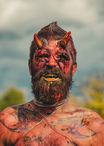 Cadılar Bayramı şeytan kırmızı kan ve yüz cildi yaralar