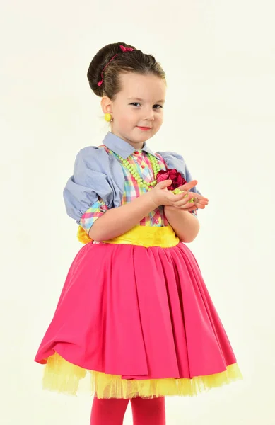 Retrato de menina muito pequena criança com cabelo comprido. potrait de criança menina — Fotografia de Stock