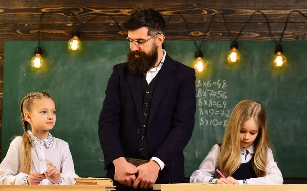 El tutor privado podría funcionar mejor para ayudar a los niños a mantenerse al día con la escuela. Estudiantes de secundaria o universitarios que estudian y leen juntos en la biblioteca. Estudiante pasando un examen eufórico chica viendo portátil en clase — Foto de Stock