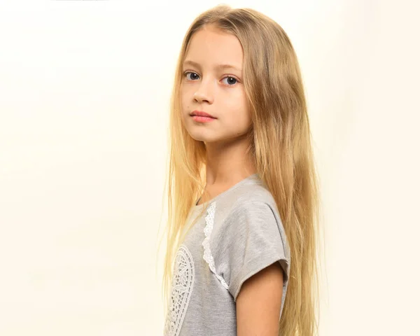 Blonde hair. hairdresser salon for girl with blonde hair. blonde hair coloring. blonde hair of little girl, copy space. — Stock Photo, Image