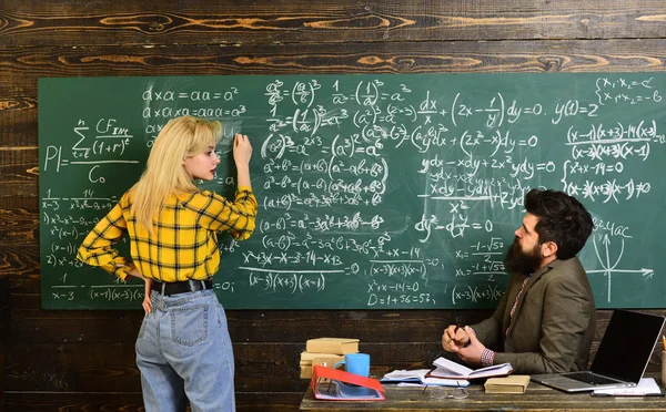 Internationale student die individuele online testen en schrijven samenstelling voor jaarlijkse examens. Mensen leren onderwijs en school concept - studenten handen met boeken of leerboeken schrijven. — Stockfoto