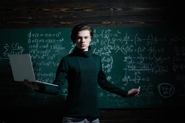 Abschlussprüfung in Universitätsstudenten studieren für die Prüfung im Klassenzimmer. Gymnasiasten lernen und lesen gemeinsam in Klassenbildungskonzepten. — Stockfoto