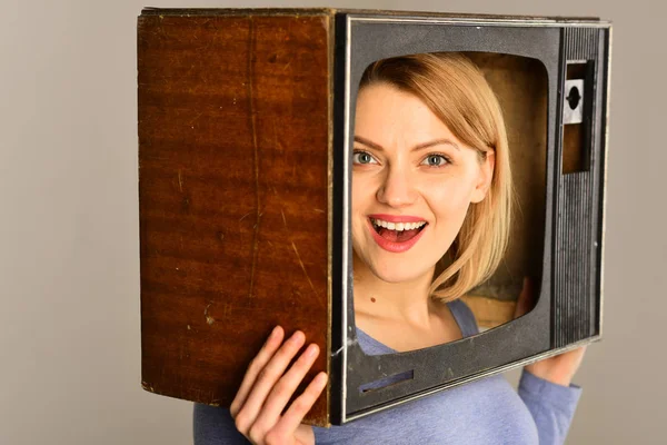 Retro tv. Retro tv met gelukkige vrouw. Lachende vrouw met retro tv op hoofd. Retro tv-toestel. film. — Stockfoto