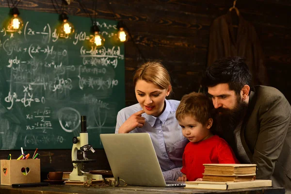 Studenter kan få handledning i nästan varje ämne, bra lärare söker engagerade studenter, Modern studie teknik koncept, vissa elever lär bäst genom att lyssna, — Stockfoto