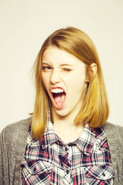 Kızgın güzel kızlar diş gösterir