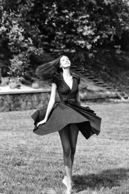 ' In bahçesinde lacivert elbiseli çekici genç kız