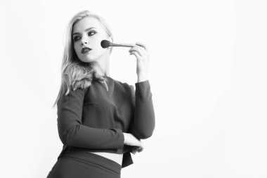 Makyaj fırça toz yüzünde uygulama kadınla