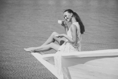 Kahve Kupası'nda tekne ile kız.