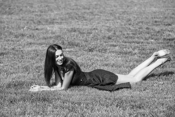 Jeune femme sexy posant sur l'herbe verte — Photo