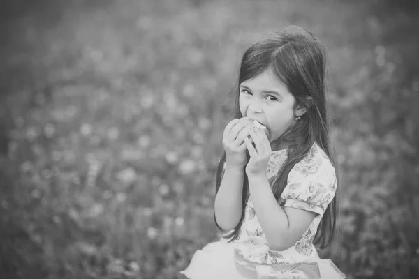 Maçã comendo criança menina fruta saudável — Fotografia de Stock