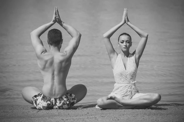 Mulher e homem meditando, ioga pose, casal apaixonado — Fotografia de Stock