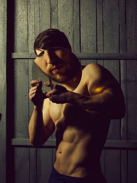 Hombre muscular con lupa — Foto de Stock
