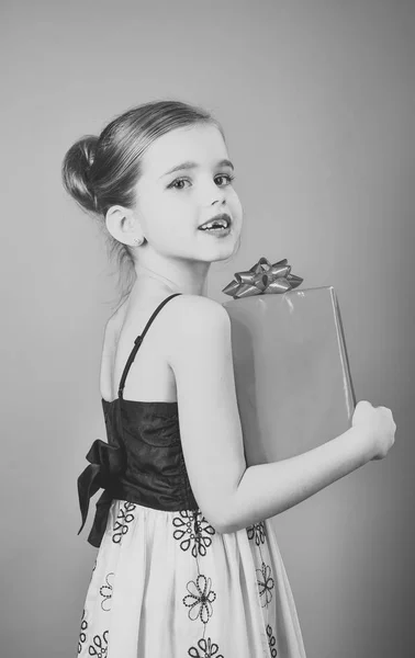 Feiertag und Party feiern. Weihnachtsfeier, kleines Mädchen mit Geschenkbox. — Stockfoto