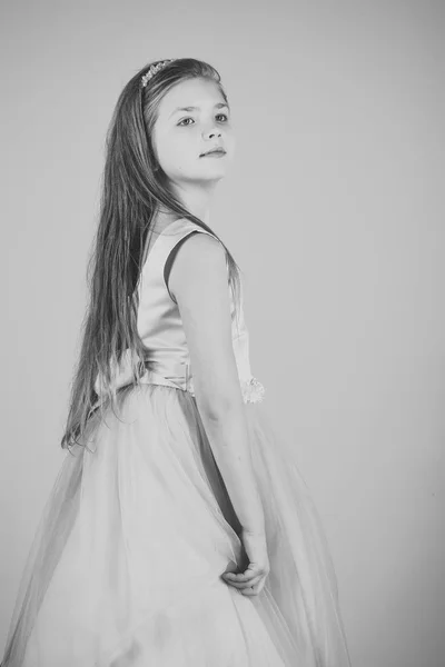 Menina criança em vestido de glamour elegante, elegância. criança em vestido de baile . — Fotografia de Stock