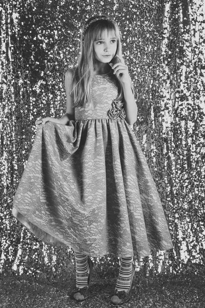 Niña en elegante vestido de glamour, elegancia. niño con el pelo largo en vestido — Foto de Stock