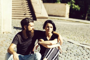 Güzel çift merdivenlerde otur