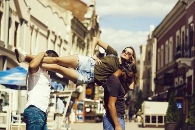 Tutan iki yakışıklı erkekler güzel kız omuz üzerinde