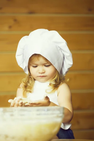 Menino feliz criança cozinhar amassar massa — Fotografia de Stock