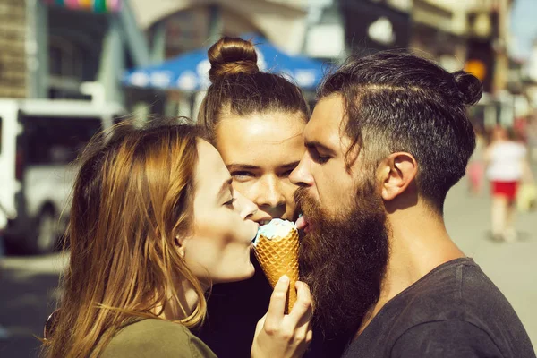 Amigos comiendo sabroso helado cono — Foto de Stock