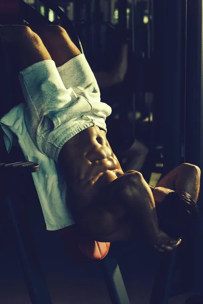 Muscular man training in gym — Stock Photo, Image