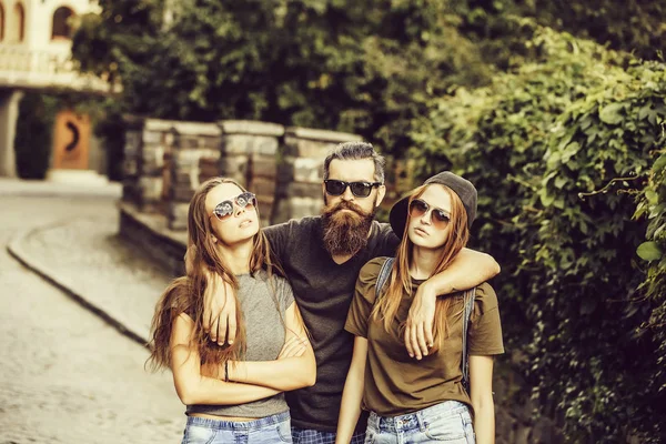 Hombre abrazando a dos chicas guapas —  Fotos de Stock