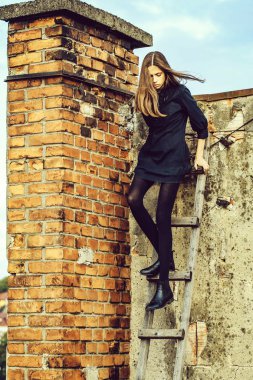 Ahşap merdiven üzerinde güzel kız