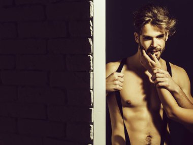 Yakışıklı kaslı seksi adam.