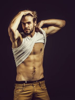 Yakışıklı kaslı seksi adam.