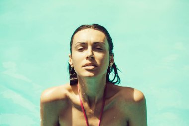 Yüzme havuzunda çok seksi kadın