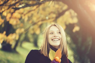 sonbahar Park'ta güzel bir kız