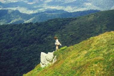 Güzel kız dağ yamacında