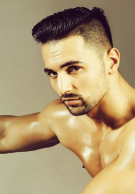 Yakışıklı adam veya kas maço