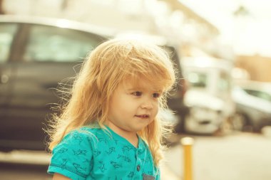 Şirin bebek çocuk şehir sokak yürüyüş