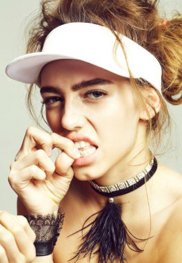 Kızgın güzel kız dudak piercing