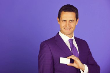 iş ya da banka kartı ile gülümseyen iş adamı