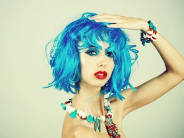 Etnik takı parlak yapay saçlı kız.