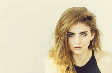 Mavi eys ve uzun saçlı güzel kız