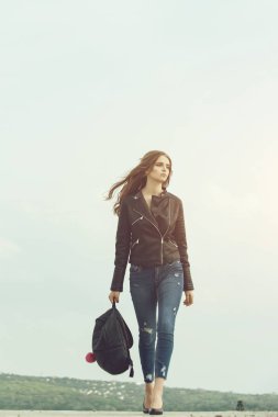 Deri ceketli kız..