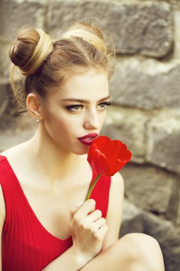 Kadın kırmızı haşhaş tohumu ile