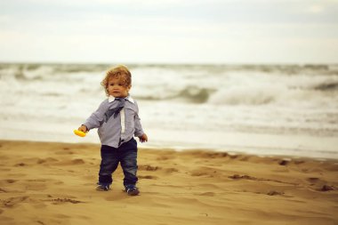 Sahilde erkek sevimli bebek